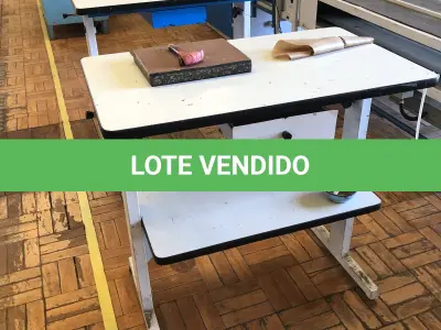 LOTE 215 - 2 mesas para máquinas 