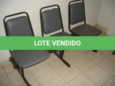 LOTE 001 - 2 sofás de 3 lugares de espera com encosto e estofado cinza