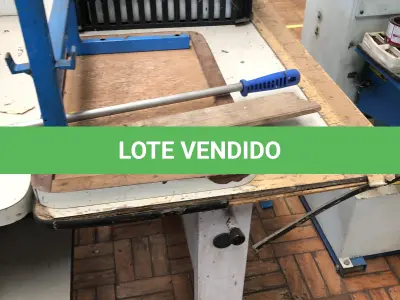 LOTE 379 - 2 mesas para máquinas