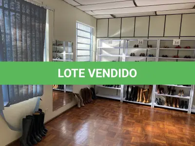 LOTE 520 - Lote de prateleiras de metal, 2 cadeiras 