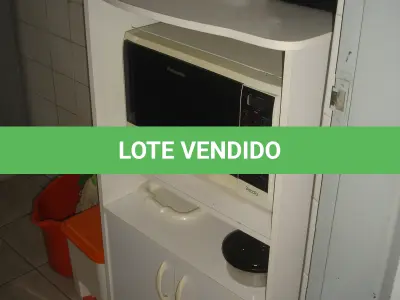LOTE 024 - Forno micro-ondas  e armário madeira 2 portas