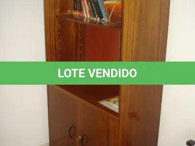 LOTE 012 - armário com 2 portas de abris e 2 prateleiras cor marrom e um banco de espera cinza