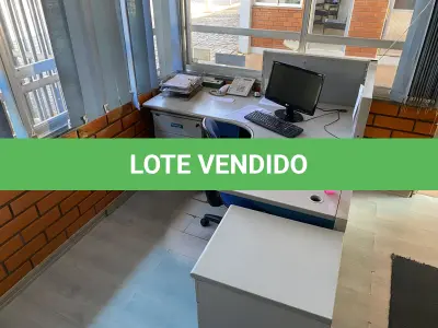 LOTE 492 - Mesa em L, cadeira, computador, armario, arquivo, 3 cadeiras pretas, 2 mesas e bebedor de bombona  