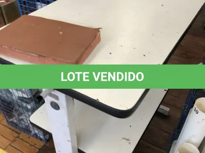 LOTE 265 - 4 mesas para máquinas, prateleira de metal, bancada inspeção, caixas metálicas  