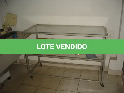 LOTE 006 - prateleira em metal e vidro com rodinha