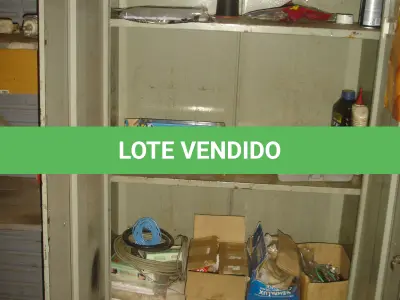 LOTE 052 - prateleira, armário em mau estado, armário de madeira, tintas e poucas ferramentas