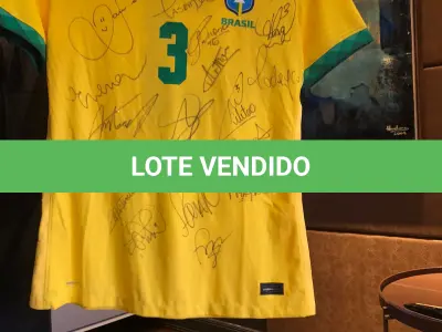 LOTE 001 - CAMPANHA DE DOAÇÃO - LEILÃO DE CAMISA DO JOGADOR TIAGO SILVA DA SELEÇÃO BRASILEIRA AUTOGRAFADA POR TODOS OS JOGADORES - CAMISA COM O LEILOEIRO A DISPOSIÇÃO PARA VISITAÇÃO - AJUDAR ESSA NOBRE CAUSA NÃO TEM PREÇO - PARA CADASTRO RÁPIDO CONTATE O LEILOEIRO 51.991165051