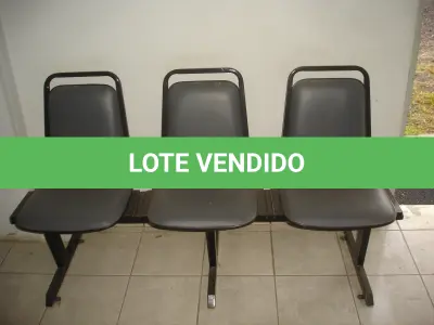 LOTE 001 - 2 sofás de 3 lugares de espera com encosto e estofado cinza