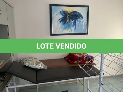 LOTE 515 - Armario de madeira, 2 macas, ar condicionado, quadro, balança, mesa e 2 cadeiras , armario portas de vidro 
