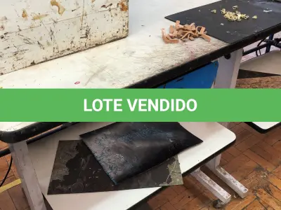 LOTE 261 - 4 mesas para máquinas