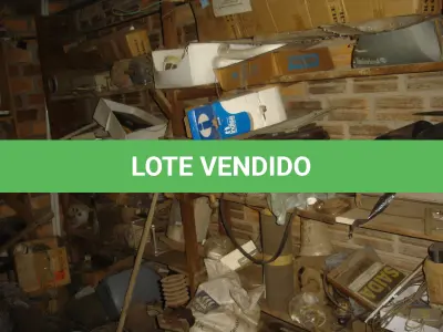 LOTE 059 - lote com peças de maquinas, carrinho de mão, tubos, motores, correias, ventilador de pedestal, sucatas diversas, prateleira com peças, polias, etc.