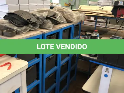 LOTE 267 - Mesa para máquina e caixas organizadoras 