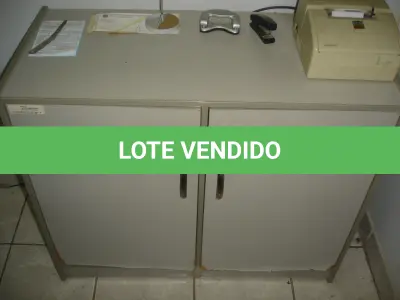 LOTE 012 - armário com 2 portas de abris e 2 prateleiras cor marrom e um banco de espera cinza