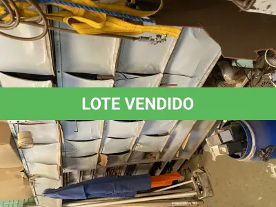 LOTE 454 - Prateleiras de metal com peças 