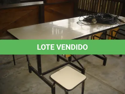 LOTE 062 - Mesa de refeição de abrir 8 lugares