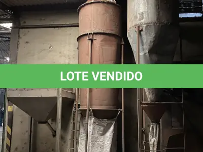 LOTE 036 - silo metálico em mau estado cor vermelha e outro metálico