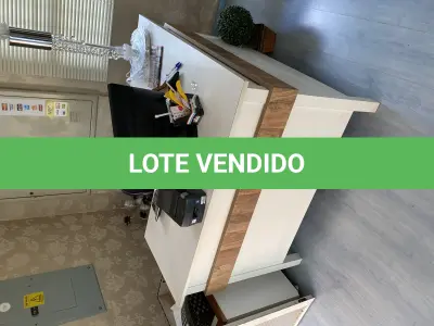 LOTE 518 - Mesa em L e computador 