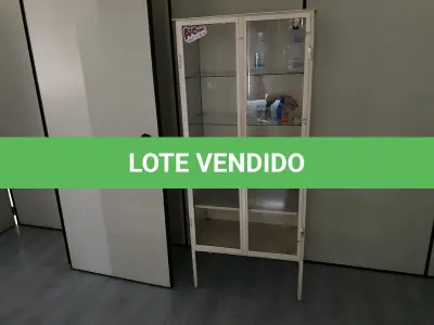 LOTE 515 - Armario de madeira, 2 macas, ar condicionado, quadro, balança, mesa e 2 cadeiras , armario portas de vidro 