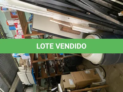 LOTE 446 - Lote com prateliras, baldes, peças de reposição, latas, caixas plasicas e etc 
