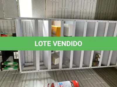 LOTE 438 - Prateleira em metal, mesa 