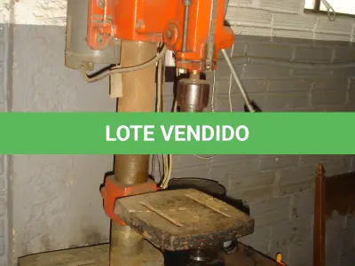 LOTE 049 - uma furadeira de coluna cor vermelha