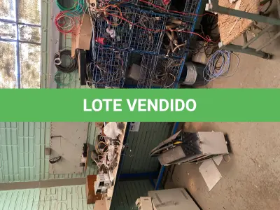 LOTE 455 - Bancada de teste e caixas de metal 