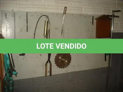 LOTE 052 - prateleira, armário em mau estado, armário de madeira, tintas e poucas ferramentas