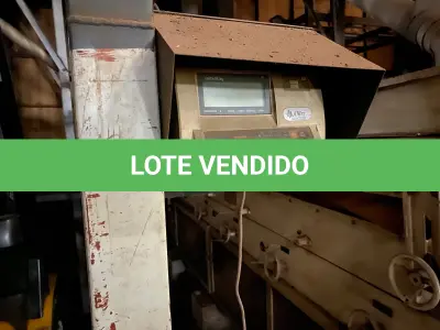 LOTE 042 - balança plataforma com rodinhas cor azul e visor eletrônico