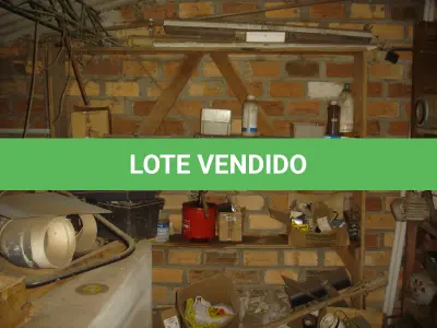 LOTE 059 - lote com peças de maquinas, carrinho de mão, tubos, motores, correias, ventilador de pedestal, sucatas diversas, prateleira com peças, polias, etc.