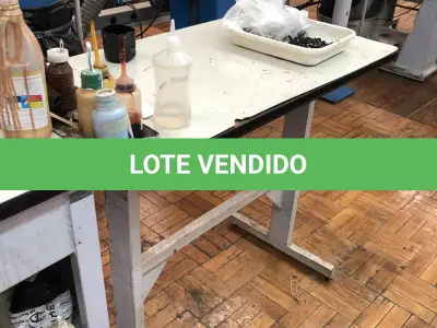 LOTE 265 - 4 mesas para máquinas, prateleira de metal, bancada inspeção, caixas metálicas  