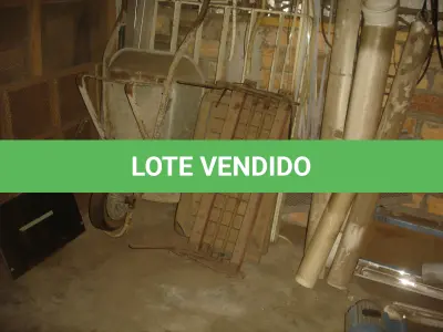 LOTE 059 - lote com peças de maquinas, carrinho de mão, tubos, motores, correias, ventilador de pedestal, sucatas diversas, prateleira com peças, polias, etc.