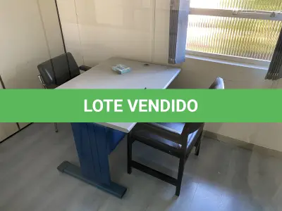 LOTE 494 - mesa e duas cadeiras