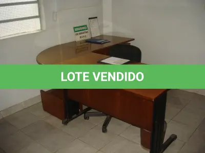 LOTE 010 - mesa de escritório em L cor marrom com uma cadeira giratória preta