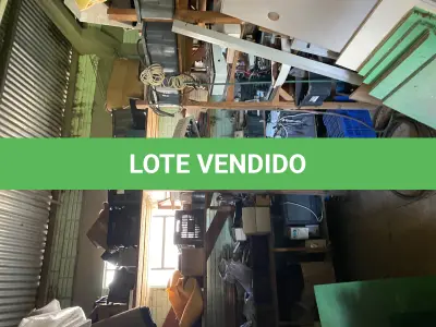 LOTE 446 - Lote com prateliras, baldes, peças de reposição, latas, caixas plasicas e etc 