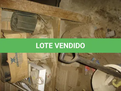 LOTE 059 - lote com peças de maquinas, carrinho de mão, tubos, motores, correias, ventilador de pedestal, sucatas diversas, prateleira com peças, polias, etc.