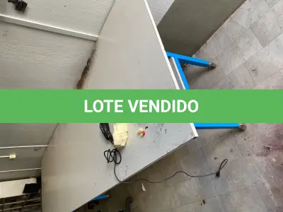 LOTE 436 - mesa grande com rodas