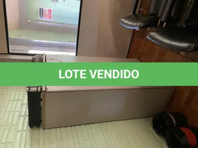 LOTE 423 - 2 prateleiras de metal, armario 2 portas 