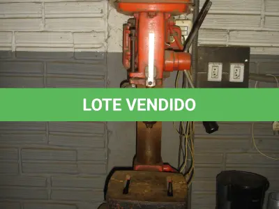 LOTE 049 - uma furadeira de coluna cor vermelha