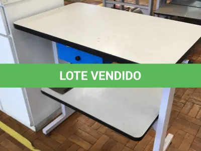 LOTE 270 - 2 mesas e 2 armários 