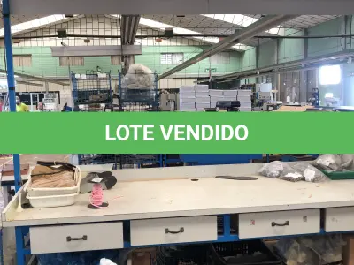LOTE 265 - 4 mesas para máquinas, prateleira de metal, bancada inspeção, caixas metálicas  