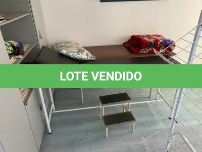 LOTE 515 - Armario de madeira, 2 macas, ar condicionado, quadro, balança, mesa e 2 cadeiras , armario portas de vidro 