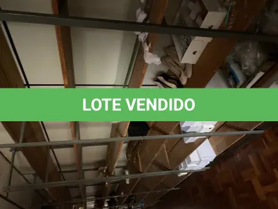 LOTE 519 - Lote de prateleiras para loja, mesa e enfeite 