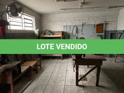 LOTE 051 - banca em madeira com morsa e esmeril
