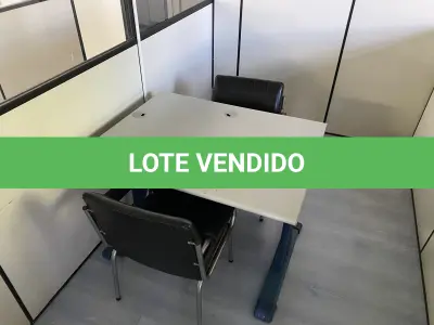 LOTE 493 - mesa e duas cadeiras