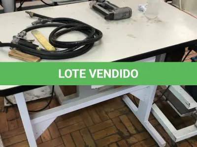 LOTE 331 - 2 Mesa para máquina 