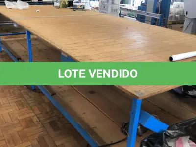 LOTE 250 - Bancada de trabalho e mesa para máquina