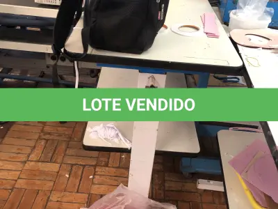 LOTE 243 - 3 mesas para máquinas 