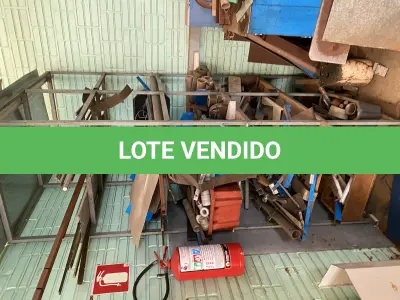 LOTE 476 - Lote de armarios, prateleiras, bancada 