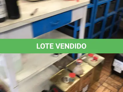 LOTE 267 - Mesa para máquina e caixas organizadoras 