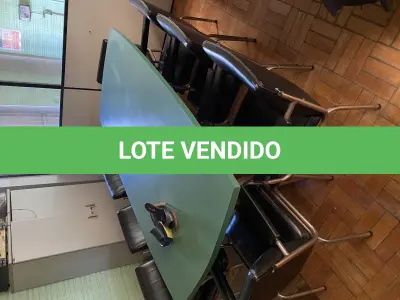 LOTE 421 - Mesa de reunião verde com oito cadeiras pretas 